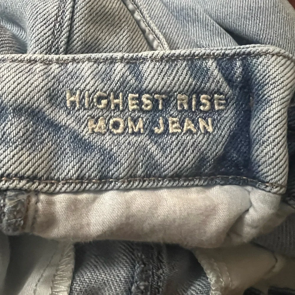 American Eagle Highest Waist Mom Jean in blue Heaven Size 4